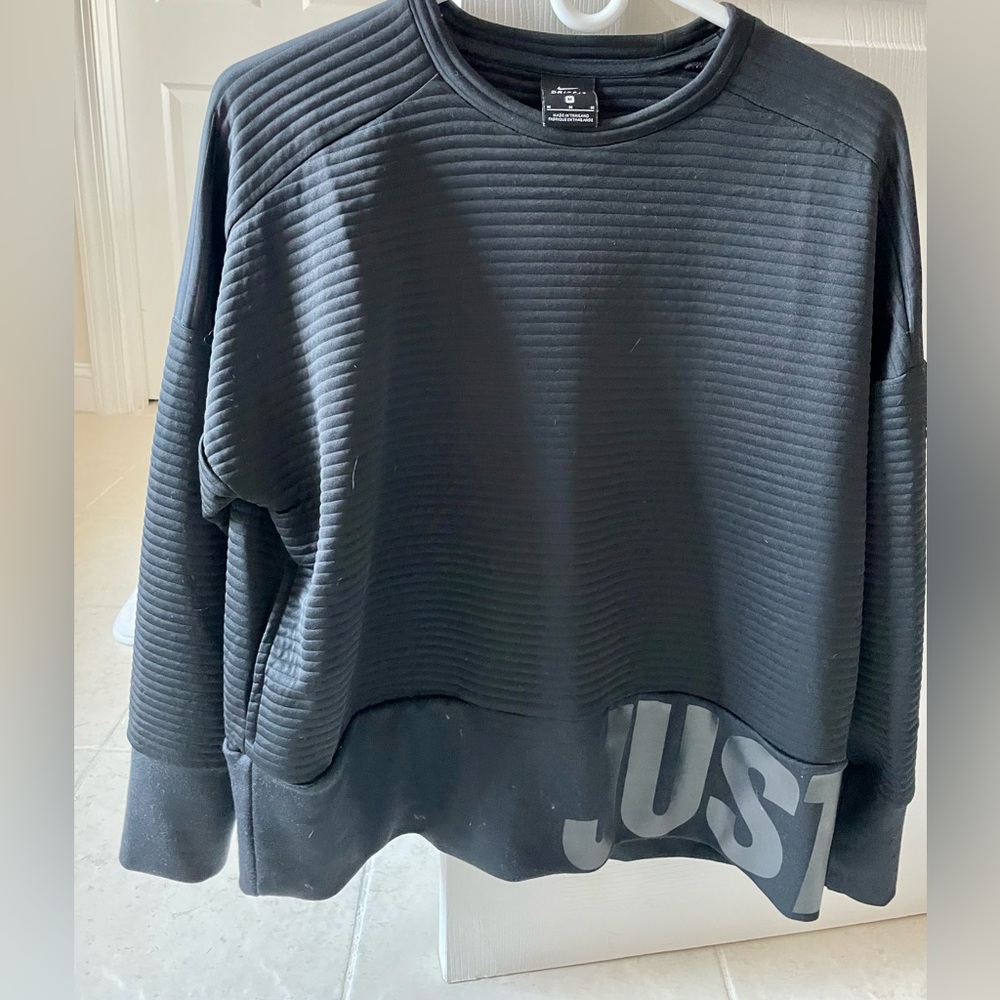 Nike Dri-Fit oversized black sweatshirt with front pockets.